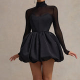Elegant, tætsiddende minikjole med pufet meshkant, sofistikeret stil
