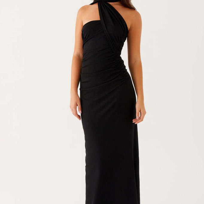 Maxi aftenkjole med fiskenetprint og spaghettistropper