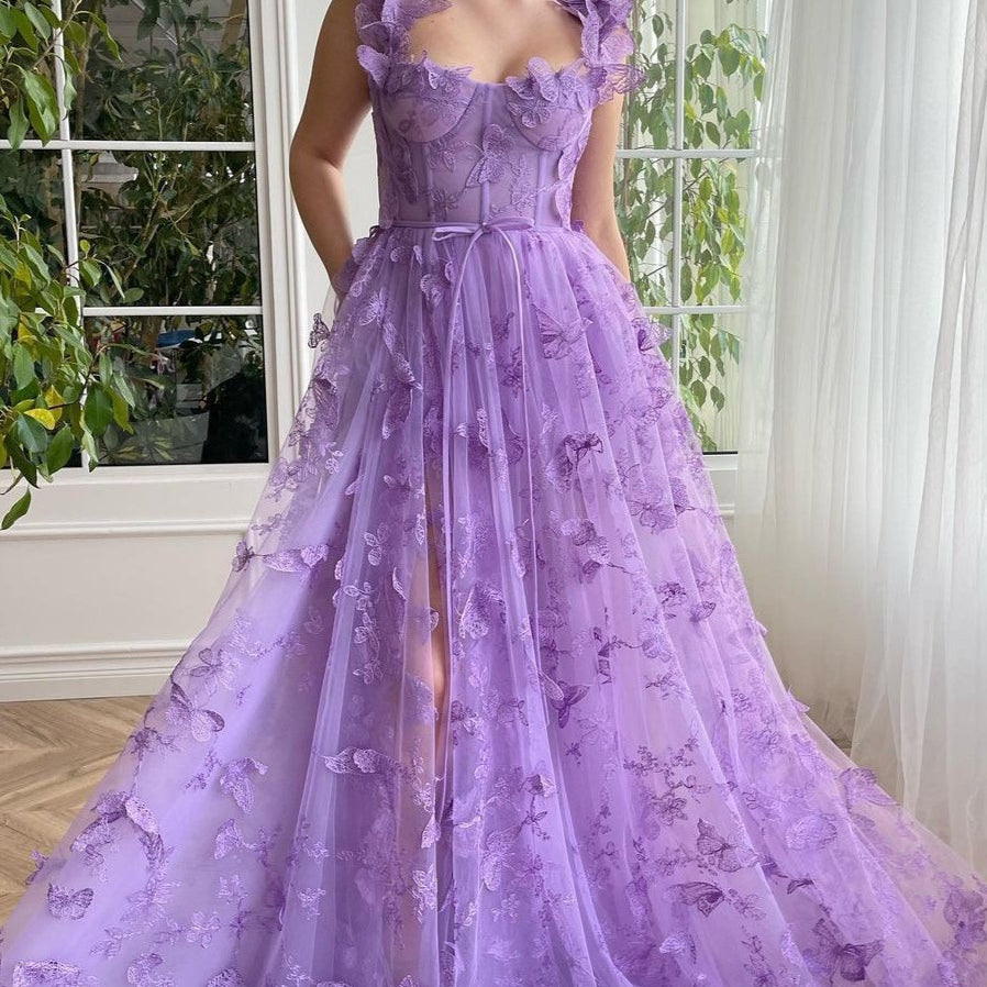 Aftenkjole med slids i transparent tyl med tynde stropper og høj slids