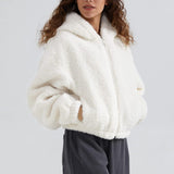 Kort jakke med lynlås og en blød hætte