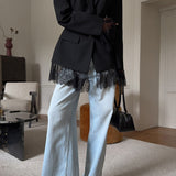 Blød blazer med lange ærmer og en tætsiddende talje, udsmykket med sorte blondepaneler