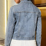 En elegant og alsidig løstsiddende denimjakke pyntet med perler.