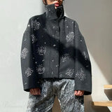 Højhalset frakke pyntet med perler og pailletter