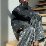 Højhalset frakke pyntet med perler og pailletter