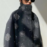 Højhalset frakke pyntet med perler og pailletter