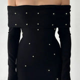 Lang, rygløs aftenkjole uden skuldre prydet med perler