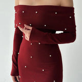 Lang, rygløs aftenkjole uden skuldre prydet med perler