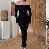 Lang, rygløs aftenkjole uden skuldre prydet med perler