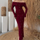 Lang, rygløs aftenkjole uden skuldre prydet med perler