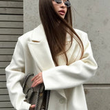 Beige mellemlang frakke i uldblanding med krave