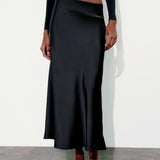 Højtaljet, tætsiddende lige midi-nederdel i satin