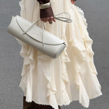 Abrikosfarvet nederdel med flæser og elegant blondekant