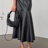 Sort midi-nederdel i imiteret læder