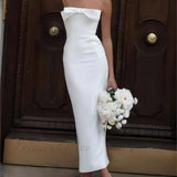 Elegant stropløs midikjole med sløjfe