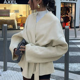 Snørefrakke med V-hals og bælte samt butterfly