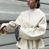 Snørefrakke med V-hals og bælte samt butterfly