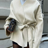 Snørefrakke med V-hals og bælte samt butterfly