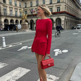 Højtaljet, tætsiddende minikjole med bånd i kanten