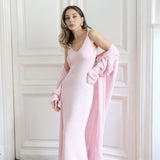 Todelt sæt: blød, åbenstrikket tankkjole og langærmet cardigan