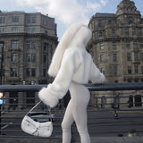 Kort, varm, ensfarvet plysjakke med hætte