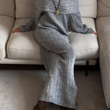 Elegant og minimalistisk off-shoulder maxikjole i ensfarvet strik