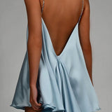 Sexet aftenkjole med kædedetalje og dybt åben ryg