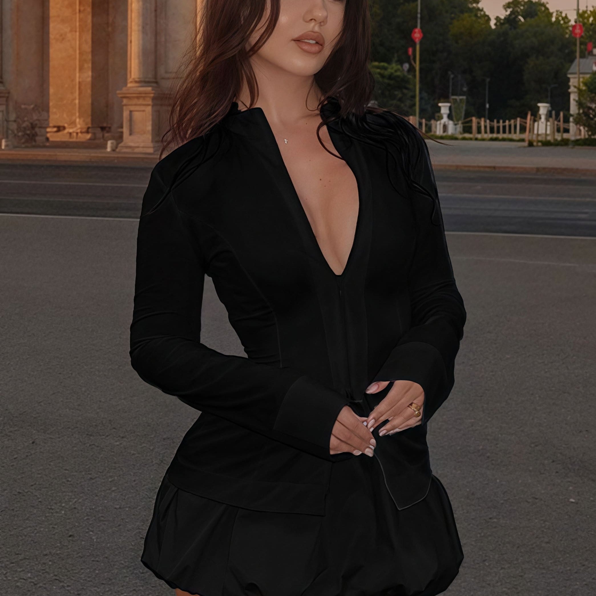 Elegant sæt med nederdel og høj hals, tætsiddende pasform, lange ærmer og lynlåslukning