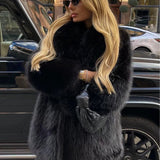 Ensfarvet miljøvenlig frakke i imiteret pels