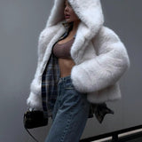 Kort hvid frakke med hætte af imiteret rævepels
