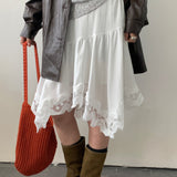 Elegant og trendy asymmetrisk midi-nederdel med blondepaneler