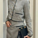 Todelt mini-kontorsæt med rund hals og lommer, sort print