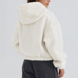 Kort jakke med lynlås og en blød hætte