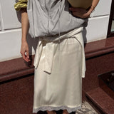 Elegant midi-nederdel med blondekant og bindebånd i taljen