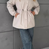 Fritids- og udendørssportsjakke med justerbar snøre i taljen, ideel til bjergbestigning og udendørsaktiviteter.