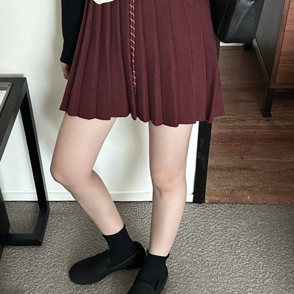 Plisseret mini-nederdel i strik