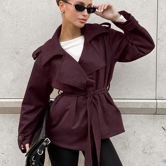 Tyk, varm, ensfarvet ruskindsfrakke med bundet bælte