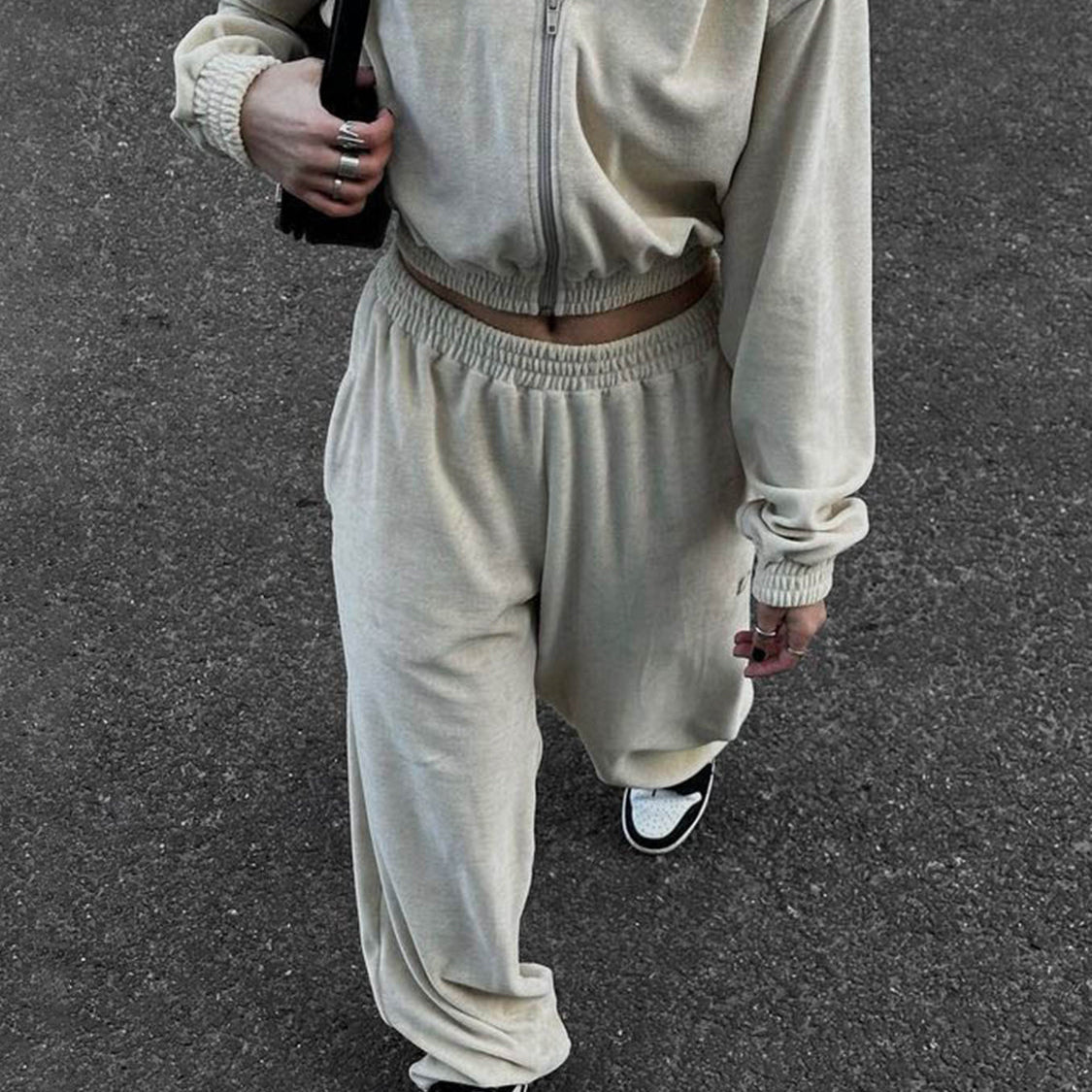 Dame joggingsæt - Kort lynlåsjakke med hætte - Højtaljede bukser