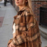 Kort uldfrakke med ternede frynser