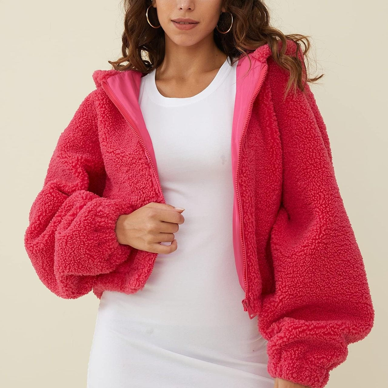 Kort jakke med lynlås og en blød hætte