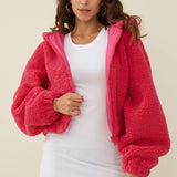 Kort jakke med lynlås og en blød hætte