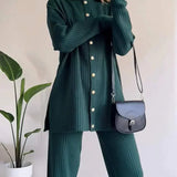 Damesæt – Knapvest og højtaljede bukser – Ribbet strik – Løs pasform