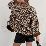 Varm fleecejakke med rund hals og leopardprint og sherpapaneler