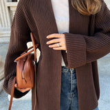 Komfortabel og afslappet strikvest med bundet talje.