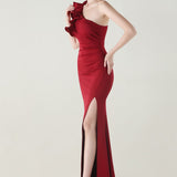 Asymmetrisk satin aftenkjole med flæser og blomster, pyntet med den ene skulder, med flæser og blomster.