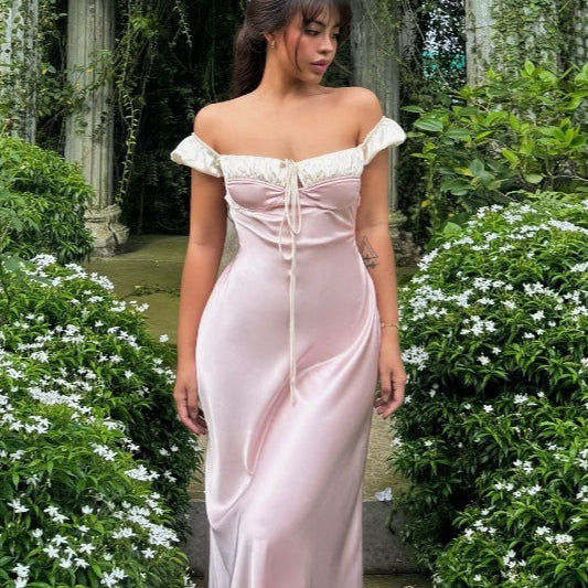 Romantisk, stropløs, figursyet satin minikjole med bindelukning