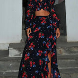 Todelt sæt bestående af en langærmet crop top og en tætsiddende nederdel med slids og flæser.