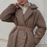 Tætsiddende vinterfrakke med revers og bælte