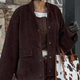 Jakke med opretstående krave og enkeltradede knapper