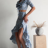 Todelt sæt: lyseblå blomsterprintet midinederdel med slids og flæser