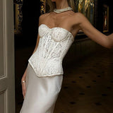 Lang, tætsiddende vintage blondekjole, stropløs og med ben.